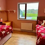 Superb Large 5 Bedroom Home, 6 Beds, Sleeps 10-11 Guest, With Lovely Mountain Views 別荘