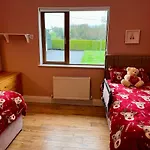 別荘 Superb Large 5 Bedroom Home, 6 Beds, Sleeps 10-11 Guest, With Lovely Mountain Views *