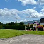 別荘 Superb Large 5 Bedroom Home, 6 Beds, Sleeps 10-11 Guest, With Lovely Mountain Views *