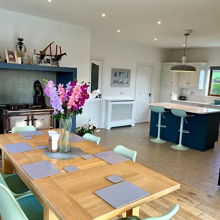 Superb Large 5 Bedroom Home, 6 Beds, Sleeps 10-11 Guest, With Lovely Mountain Views Dom wakacyjny Killarney