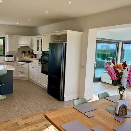 Superb Large 5 Bedroom Home, 6 Beds, Sleeps 10-11 Guest, With Lovely Mountain Views Килларни