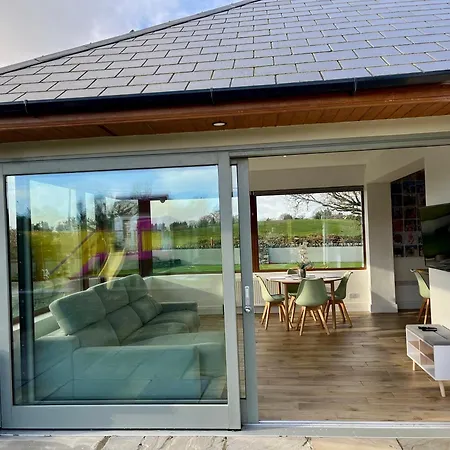 Дом отдыха Superb Large 5 Bedroom Home, 6 Beds, Sleeps 10-11 Guest, With Lovely Mountain Views