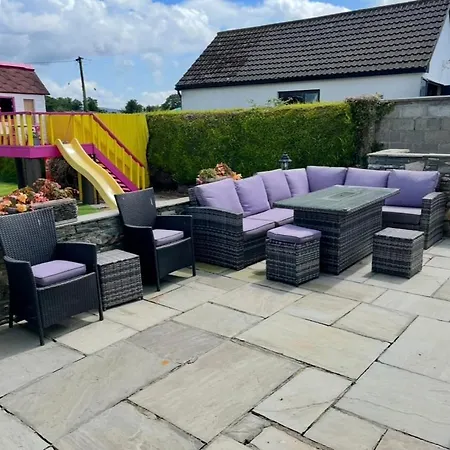 Superb Large 5 Bedroom Home, 6 Beds, Sleeps 10-11 Guest, With Lovely Mountain Views *