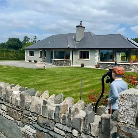 Superb Large 5 Bedroom Home, 6 Beds, Sleeps 10-11 Guest, With Lovely Mountain Views Killarney