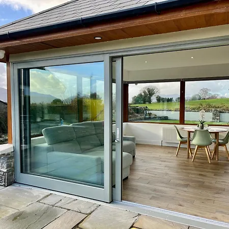 Superb Large 5 Bedroom Home, 6 Beds, Sleeps 10-11 Guest, With Lovely Mountain Views Dom wakacyjny