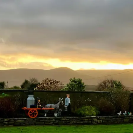 Superb Large 5 Bedroom Home, 6 Beds, Sleeps 10-11 Guest, With Lovely Mountain Views Dom wakacyjny Killarney