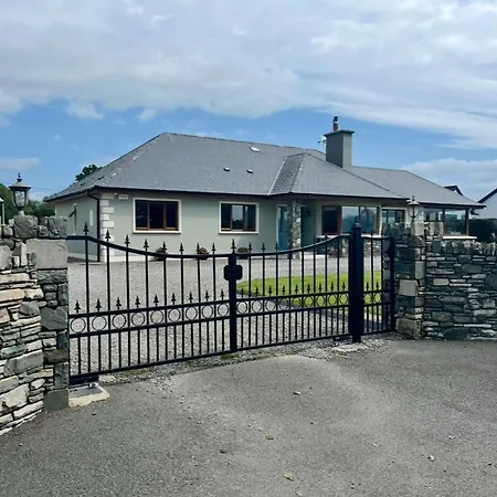 Superb Large 5 Bedroom Home, 6 Beds, Sleeps 10-11 Guest, With Lovely Mountain Views *
