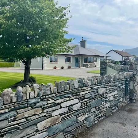 Superb Large 5 Bedroom Home, 6 Beds, Sleeps 10-11 Guest, With Lovely Mountain Views Dom wakacyjny