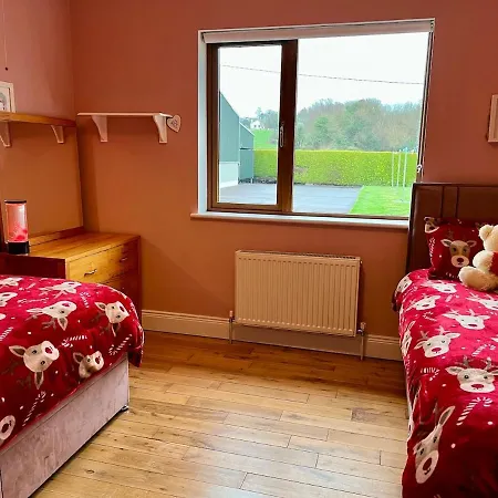 Superb Large 5 Bedroom Home, 6 Beds, Sleeps 10-11 Guest, With Lovely Mountain Views Dom wakacyjny