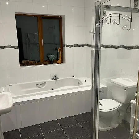 Superb Large 5 Bedroom Home, 6 Beds, Sleeps 10-11 Guest, With Lovely Mountain Views * Killarney