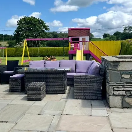 Dom wakacyjny Superb Large 5 Bedroom Home, 6 Beds, Sleeps 10-11 Guest, With Lovely Mountain Views