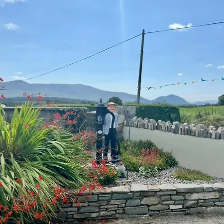 Superb Large 5 Bedroom Home, 6 Beds, Sleeps 10-11 Guest, With Lovely Mountain Views * Killarney