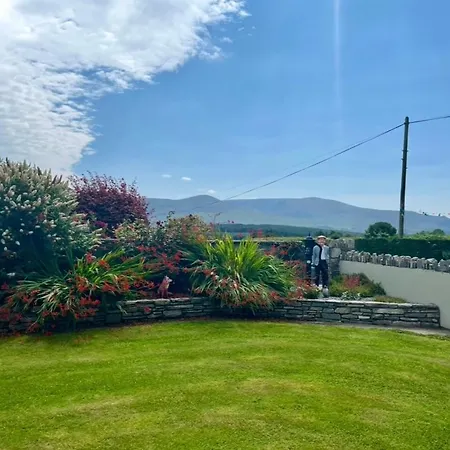 Superb Large 5 Bedroom Home, 6 Beds, Sleeps 10-11 Guest, With Lovely Mountain Views