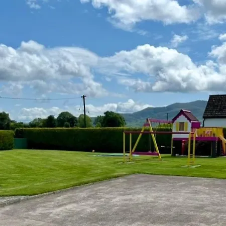 Dom wakacyjny Superb Large 5 Bedroom Home, 6 Beds, Sleeps 10-11 Guest, With Lovely Mountain Views *