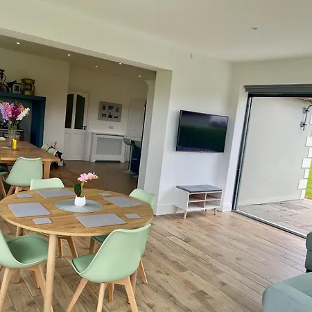 Dom wakacyjny Superb Large 5 Bedroom Home, 6 Beds, Sleeps 10-11 Guest, With Lovely Mountain Views *