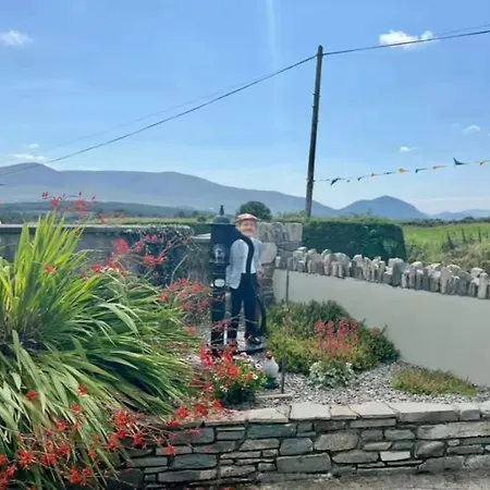 Superb Large 5 Bedroom Home, 6 Beds, Sleeps 10-11 Guest, With Lovely Mountain Views