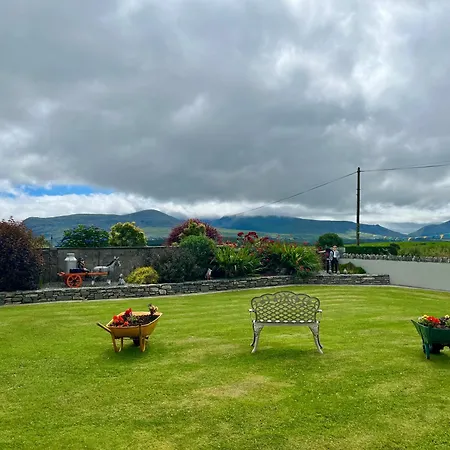 Dom wakacyjny Superb Large 5 Bedroom Home, 6 Beds, Sleeps 10-11 Guest, With Lovely Mountain Views