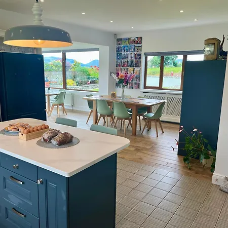 Superb Large 5 Bedroom Home, 6 Beds, Sleeps 10-11 Guest, With Lovely Mountain Views Casa de Férias Killarney