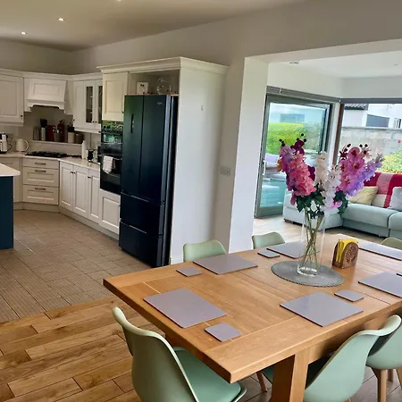 Superb Large 5 Bedroom Home, 6 Beds, Sleeps 10-11 Guest, With Lovely Mountain Views Dom wakacyjny