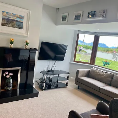 Dom wakacyjny Superb Large 5 Bedroom Home, 6 Beds, Sleeps 10-11 Guest, With Lovely Mountain Views *