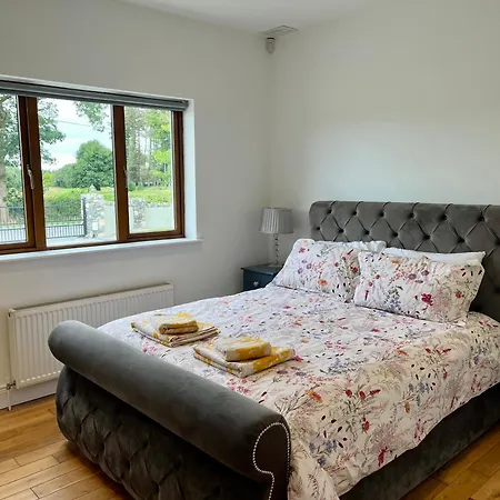 Superb Large 5 Bedroom Home, 6 Beds, Sleeps 10-11 Guest, With Lovely Mountain Views Killarney