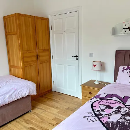 Superb Large 5 Bedroom Home, 6 Beds, Sleeps 10-11 Guest, With Lovely Mountain Views Dom wakacyjny
