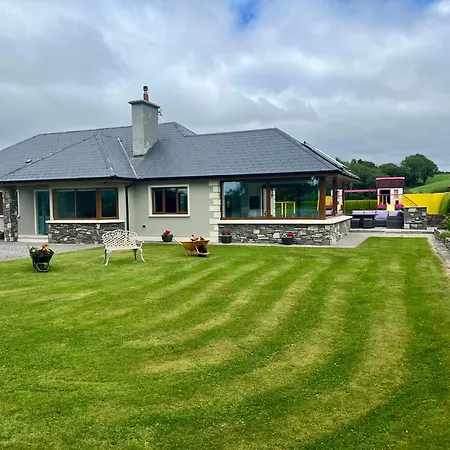 Superb Large 5 Bedroom Home, 6 Beds, Sleeps 10-11 Guest, With Lovely Mountain Views Dom wakacyjny Killarney