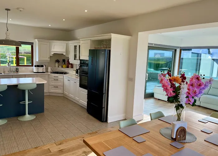 Superb Large 5 Bedroom Home, 6 Beds, Sleeps 10-11 Guest, With Lovely Mountain Views Килларни