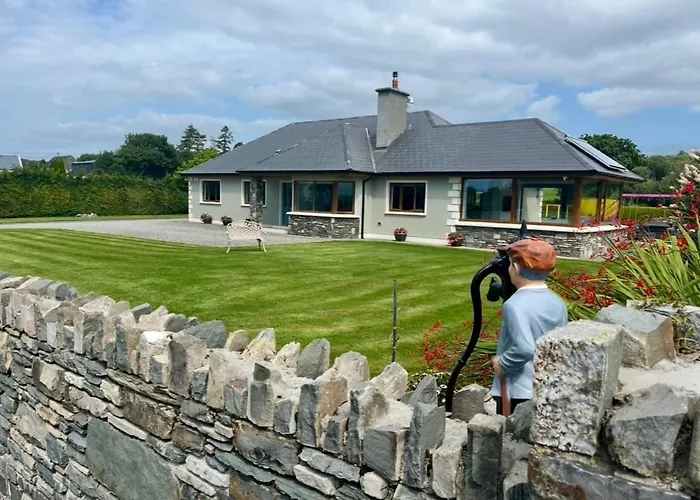 Superb Large 5 Bedroom Home, 6 Beds, Sleeps 10-11 Guest, With Lovely Mountain Views Килларни