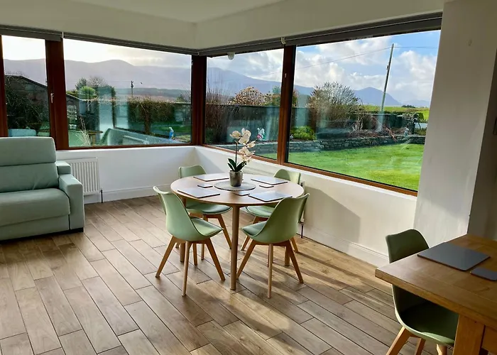 Superb Large 5 Bedroom Home, 6 Beds, Sleeps 10-11 Guest, With Lovely Mountain Views Килларни