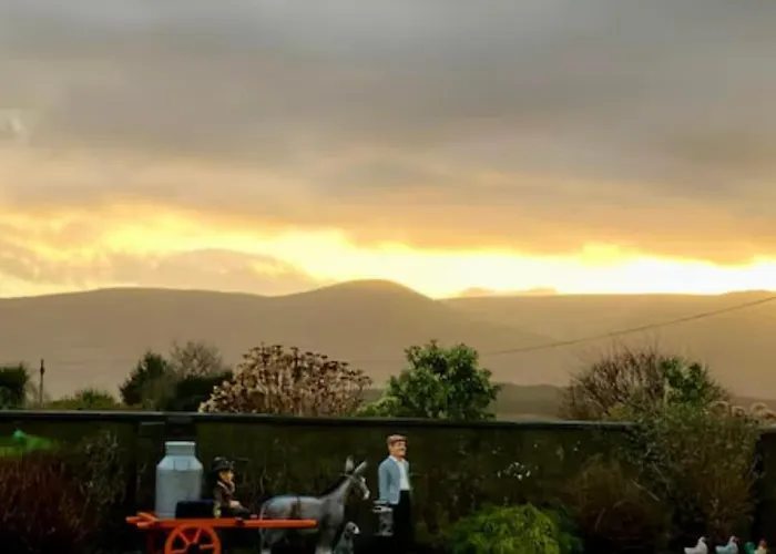 Superb Large 5 Bedroom Home, 6 Beds, Sleeps 10-11 Guest, With Lovely Mountain Views Дом отдыха Килларни