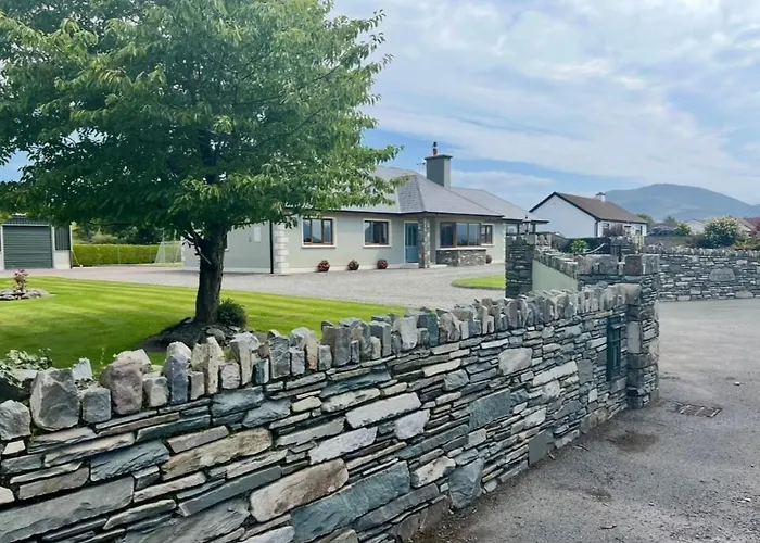 Superb Large 5 Bedroom Home, 6 Beds, Sleeps 10-11 Guest, With Lovely Mountain Views Дом отдыха