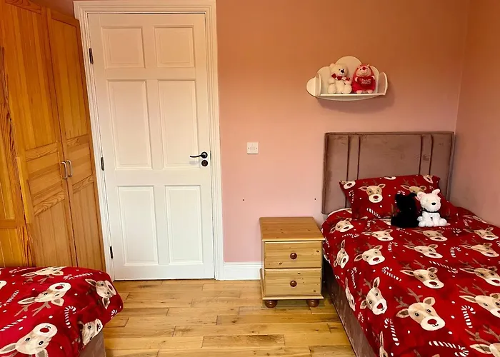 Superb Large 5 Bedroom Home, 6 Beds, Sleeps 10-11 Guest, With Lovely Mountain Views Килларни