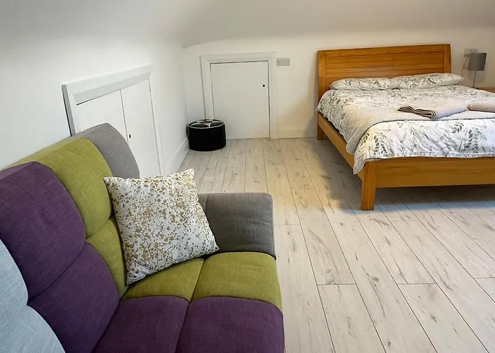 Дом отдыха Superb Large 5 Bedroom Home, 6 Beds, Sleeps 10-11 Guest, With Lovely Mountain Views *