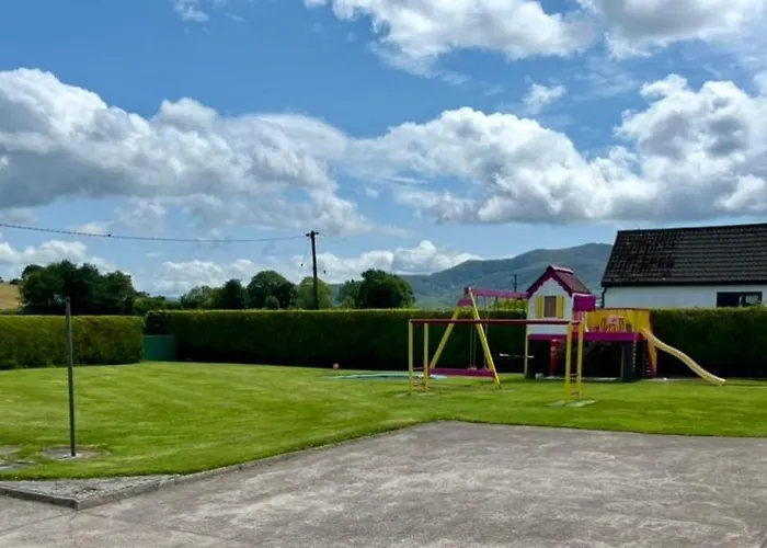 Дом отдыха Superb Large 5 Bedroom Home, 6 Beds, Sleeps 10-11 Guest, With Lovely Mountain Views *