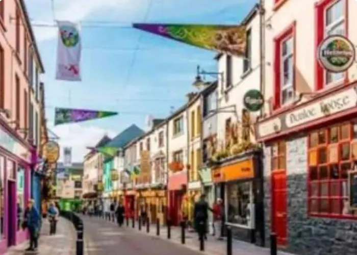 Дом отдыха Superb Large 5 Bedroom Home, 6 Beds, Sleeps 10-11 Guest, With Lovely Mountain Views Килларни