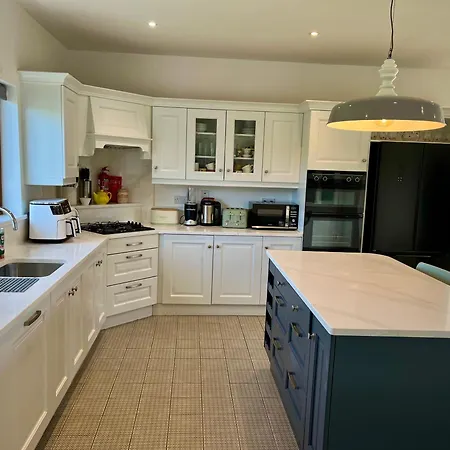 Superb Large 5 Bedroom Home, 6 Beds, Sleeps 10-11 Guest, With Lovely Mountain Views