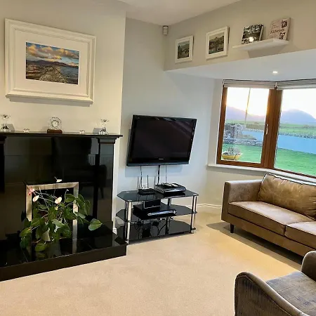 Superb Large 5 Bedroom Home, 6 Beds, Sleeps 10-11 Guest, With Lovely Mountain Views بيت للعطل كيلارني