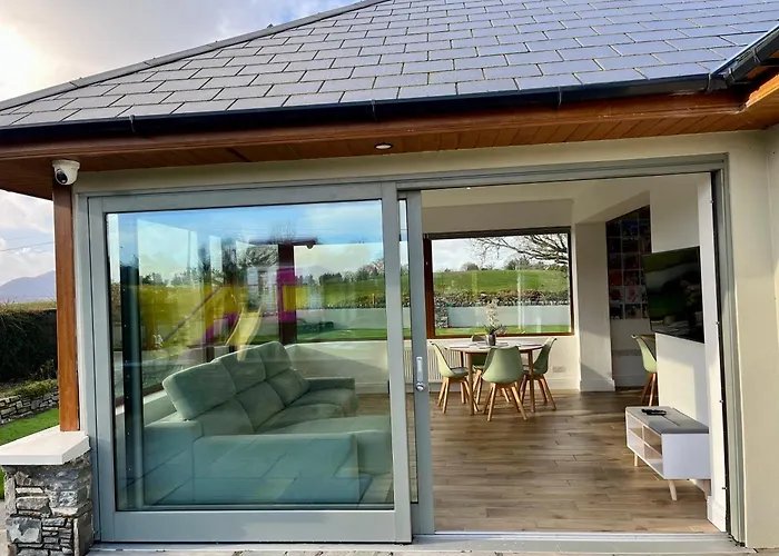 بيت للعطل Superb Large 5 Bedroom Home, 6 Beds, Sleeps 10-11 Guest, With Lovely Mountain Views