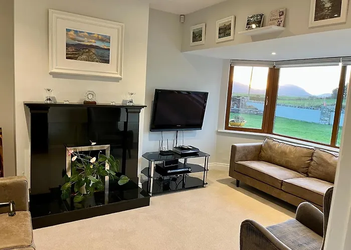 Superb Large 5 Bedroom Home, 6 Beds, Sleeps 10-11 Guest, With Lovely Mountain Views بيت للعطل كيلارني