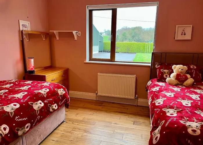 Superb Large 5 Bedroom Home, 6 Beds, Sleeps 10-11 Guest, With Lovely Mountain Views بيت للعطل