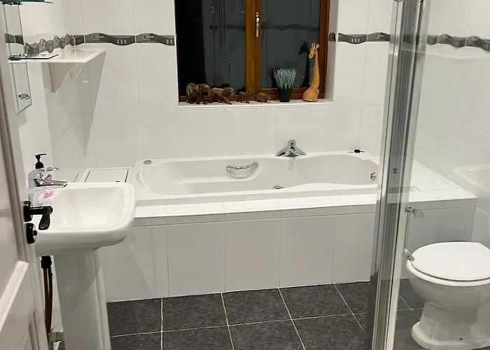 Superb Large 5 Bedroom Home, 6 Beds, Sleeps 10-11 Guest, With Lovely Mountain Views * كيلارني